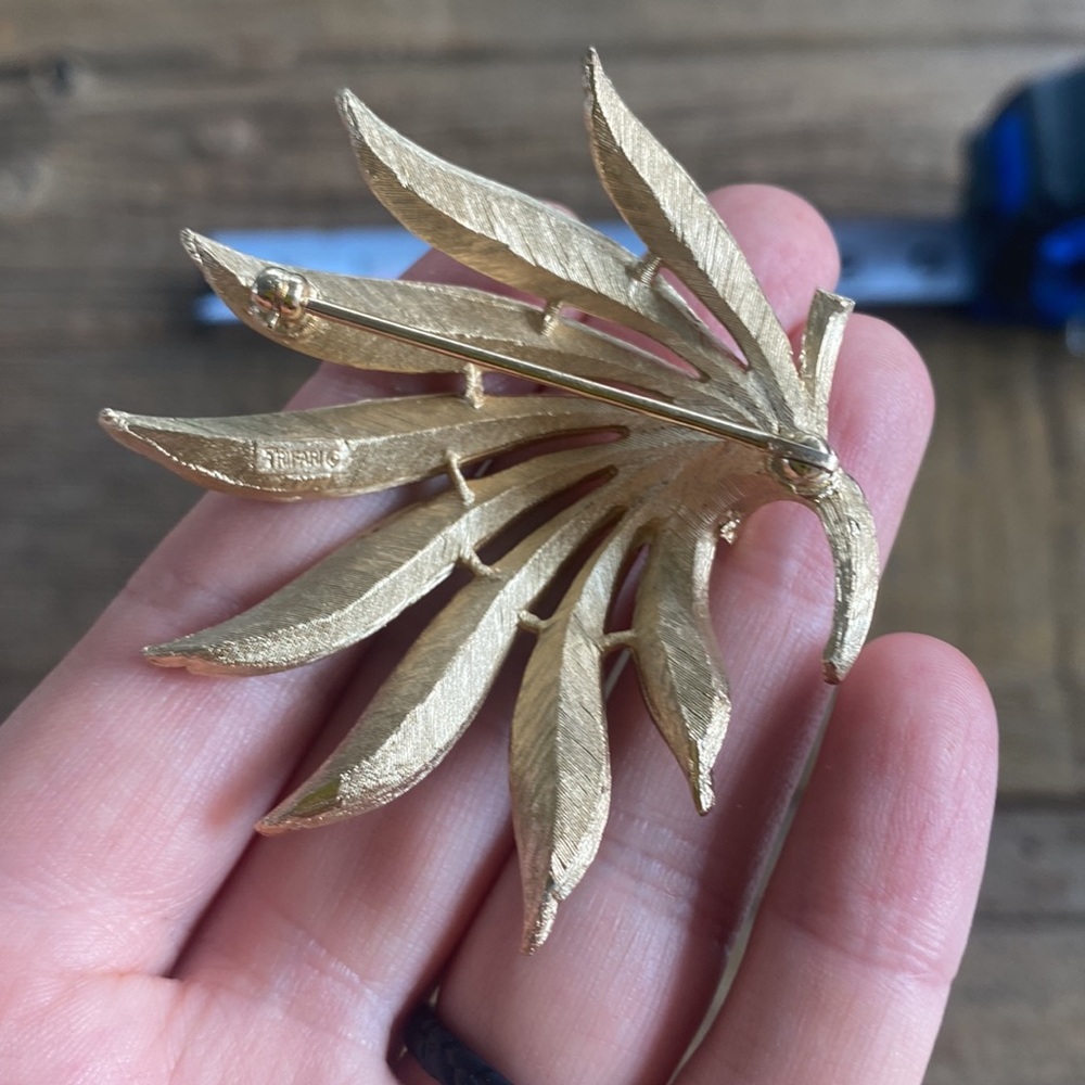 Vintage Crown Trifari Textured Leaves Brushed Satin Gold Tone Sculptural Brooch - Picture 5 of 6